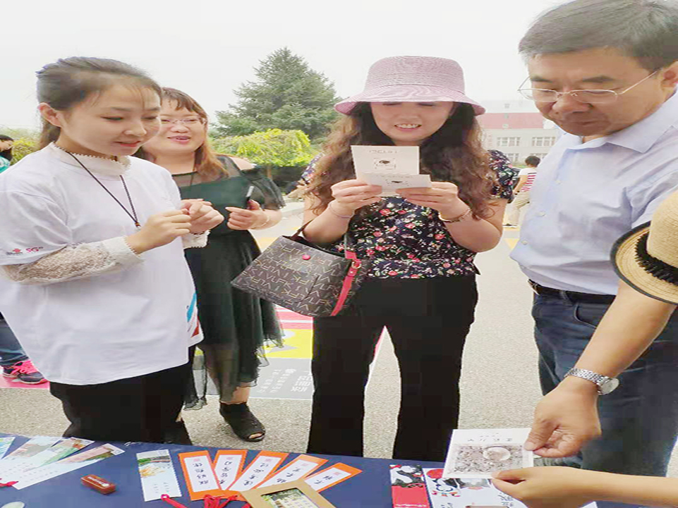 学校领导老师在展卖会现场与学生交流.jpg